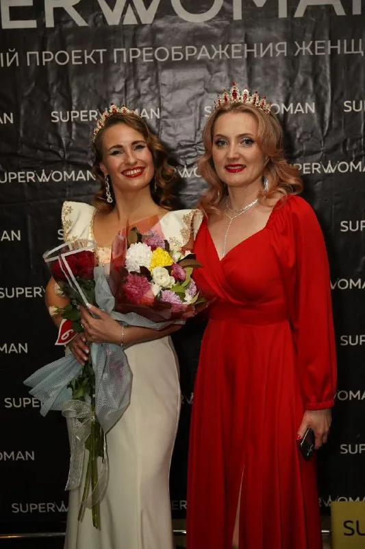 Анастасия с короной и букетом на финале SUPERWOMAN