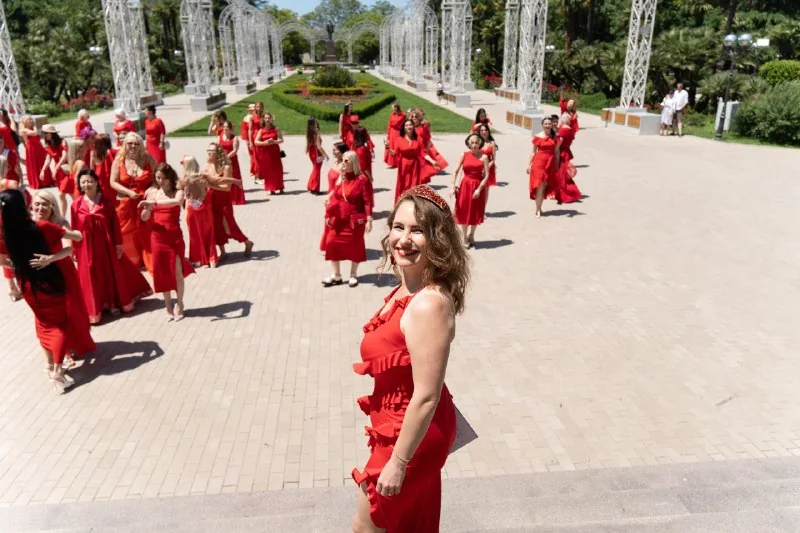 Женщины в красных платьях в парке